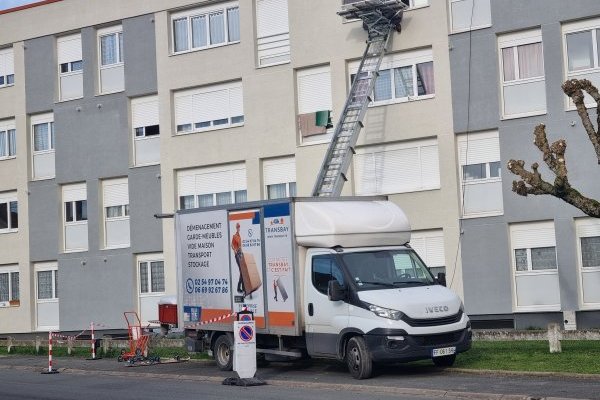 Déménagement de mobiliers volumineux en étages avec monte-meuble