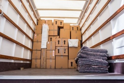 Illustation d'un déménagement de la formule #2 : Camion + Chauffeur by  