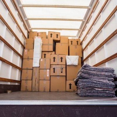 Illustation d'un déménagement de la formule #2 : Camion + Chauffeur by  